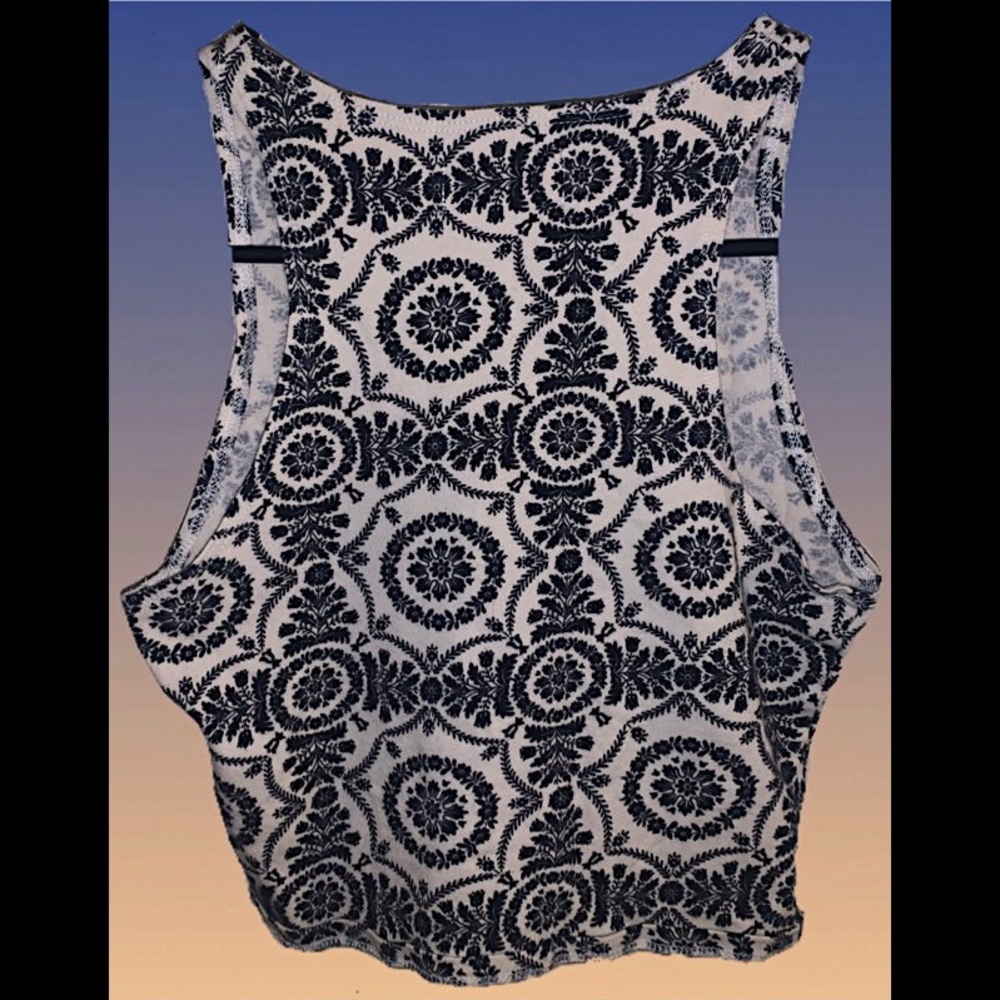 Black & white design crop top